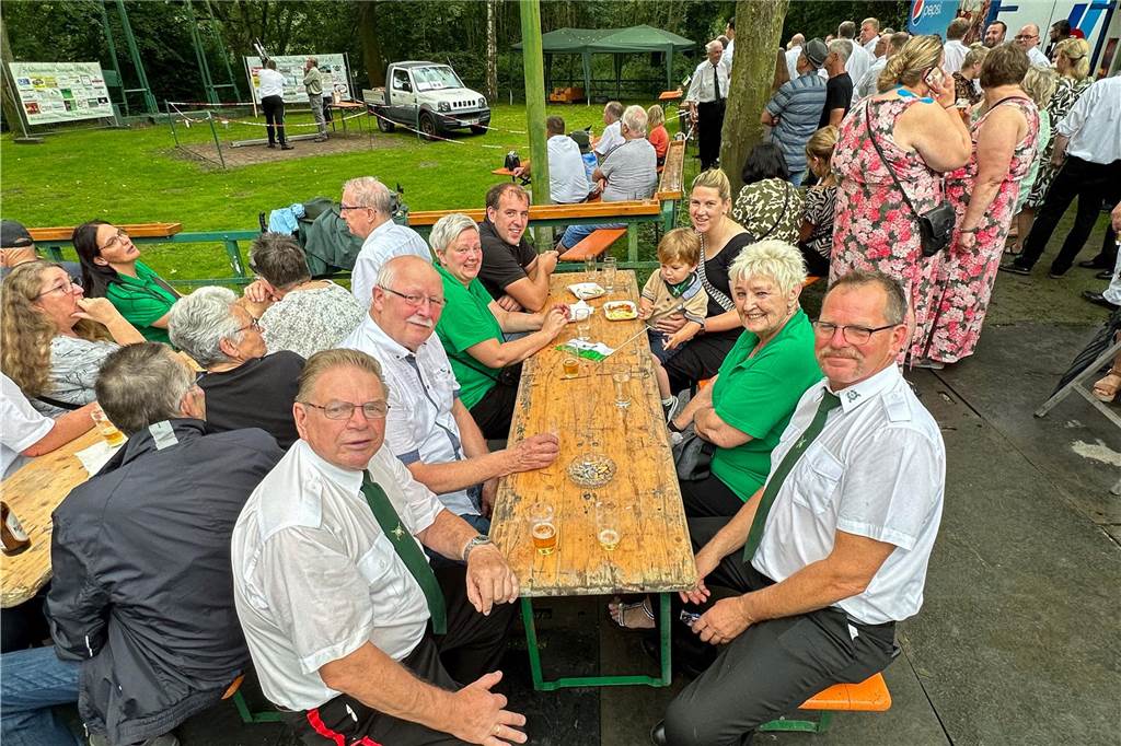 Viele Fotos Sommer-Schützenfest Stockum: Langer und fröhlicher Festtag - Christoph Frie siegt Rund 500 Gäste waren zum Sommer-Schützenfest nach Stockum gekommen. Christoph Frie machte sich am Abend zum neuen Sommerkönig.