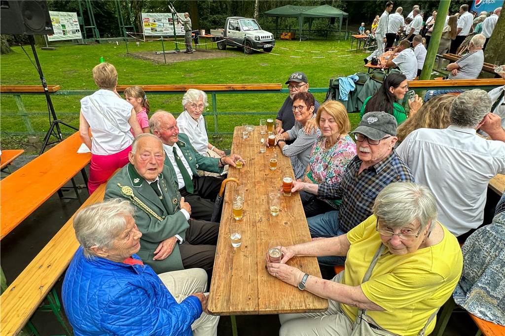 Viele Fotos Sommer-Schützenfest Stockum: Langer und fröhlicher Festtag - Christoph Frie siegt Rund 500 Gäste waren zum Sommer-Schützenfest nach Stockum gekommen. Christoph Frie machte sich am Abend zum neuen Sommerkönig.