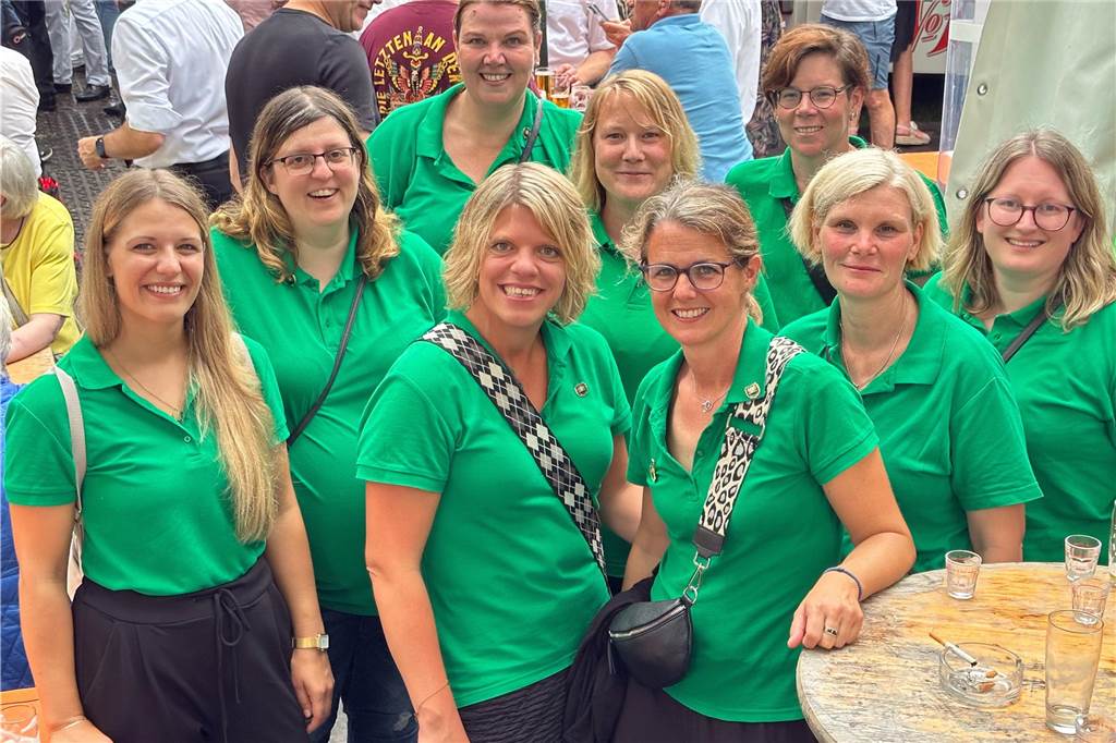 Viele Fotos Sommer-Schützenfest Stockum: Langer und fröhlicher Festtag - Christoph Frie siegt Rund 500 Gäste waren zum Sommer-Schützenfest nach Stockum gekommen. Christoph Frie machte sich am Abend zum neuen Sommerkönig.