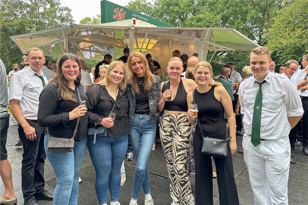 Viele Fotos Sommer-Schützenfest Stockum: Langer und fröhlicher Festtag - Christoph Frie siegt Rund 500 Gäste waren zum Sommer-Schützenfest nach Stockum gekommen. Christoph Frie machte sich am Abend zum neuen Sommerkönig.