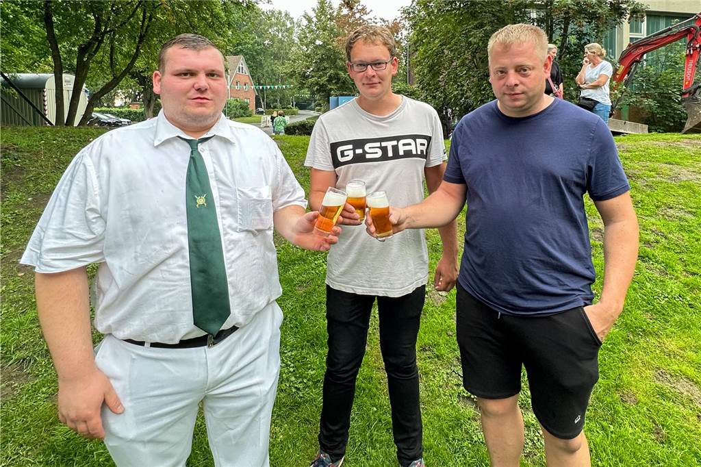 Viele Fotos Sommer-Schützenfest Stockum: Langer und fröhlicher Festtag - Christoph Frie siegt Rund 500 Gäste waren zum Sommer-Schützenfest nach Stockum gekommen. Christoph Frie machte sich am Abend zum neuen Sommerkönig.