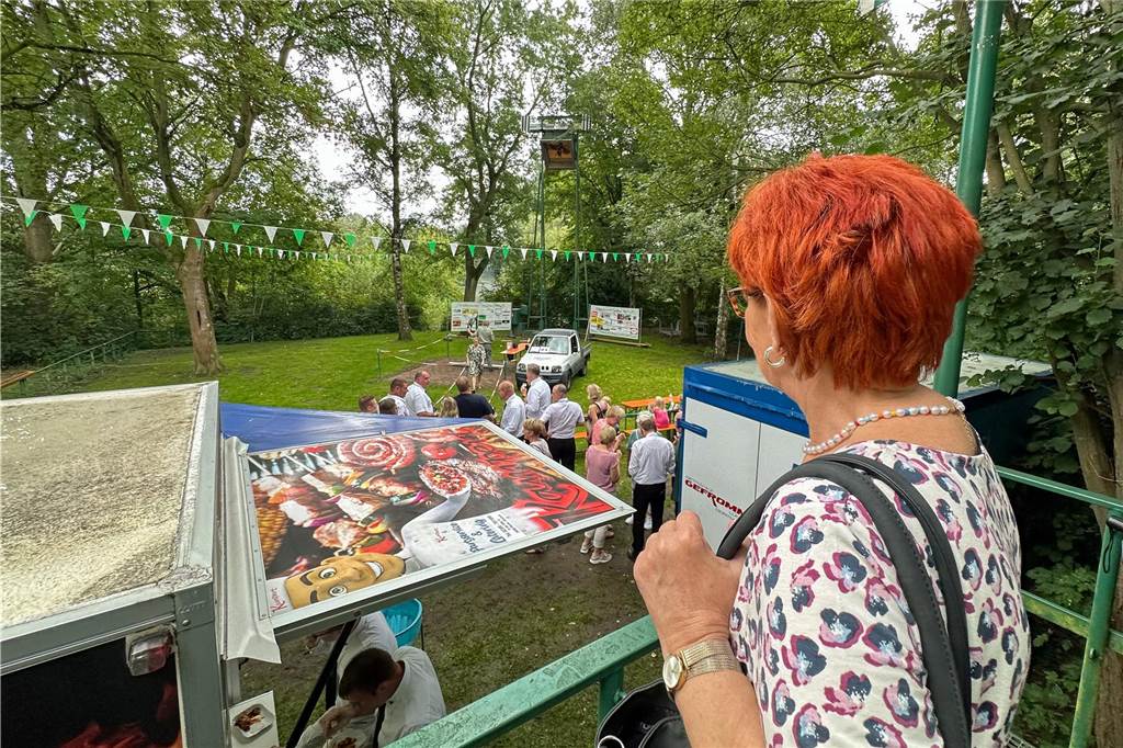Viele Fotos Sommer-Schützenfest Stockum: Langer und fröhlicher Festtag - Christoph Frie siegt Rund 500 Gäste waren zum Sommer-Schützenfest nach Stockum gekommen. Christoph Frie machte sich am Abend zum neuen Sommerkönig.