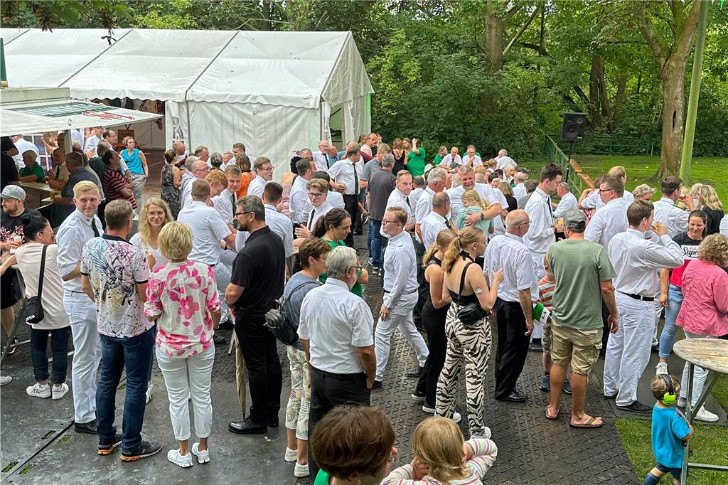 Viele Fotos Sommer-Schützenfest Stockum: Langer und fröhlicher Festtag - Christoph Frie siegt Rund 500 Gäste waren zum Sommer-Schützenfest nach Stockum gekommen. Christoph Frie machte sich am Abend zum neuen Sommerkönig.