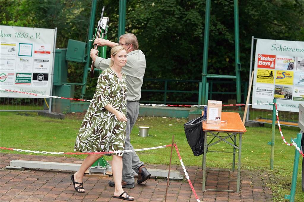 Viele Fotos Sommer-Schützenfest Stockum: Langer und fröhlicher Festtag - Christoph Frie siegt Rund 500 Gäste waren zum Sommer-Schützenfest nach Stockum gekommen. Christoph Frie machte sich am Abend zum neuen Sommerkönig.