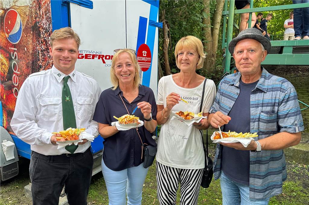 Viele Fotos Sommer-Schützenfest Stockum: Langer und fröhlicher Festtag - Christoph Frie siegt Rund 500 Gäste waren zum Sommer-Schützenfest nach Stockum gekommen. Christoph Frie machte sich am Abend zum neuen Sommerkönig.