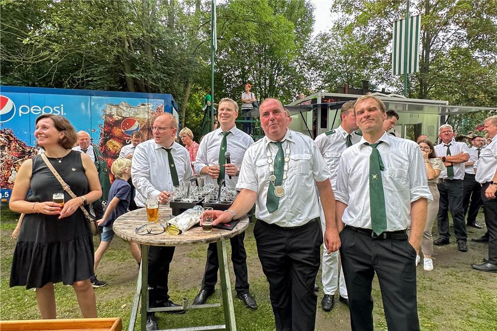 Viele Fotos Sommer-Schützenfest Stockum: Langer und fröhlicher Festtag - Christoph Frie siegt Rund 500 Gäste waren zum Sommer-Schützenfest nach Stockum gekommen. Christoph Frie machte sich am Abend zum neuen Sommerkönig.
