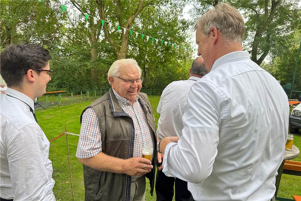 Viele Fotos Sommer-Schützenfest Stockum: Langer und fröhlicher Festtag - Christoph Frie siegt Rund 500 Gäste waren zum Sommer-Schützenfest nach Stockum gekommen. Christoph Frie machte sich am Abend zum neuen Sommerkönig.