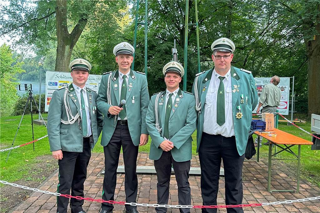Viele Fotos Sommer-Schützenfest Stockum: Langer und fröhlicher Festtag - Christoph Frie siegt Rund 500 Gäste waren zum Sommer-Schützenfest nach Stockum gekommen. Christoph Frie machte sich am Abend zum neuen Sommerkönig.