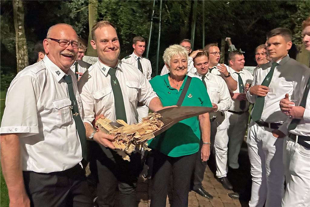 Viele Fotos Sommer-Schützenfest Stockum: Langer und fröhlicher Festtag - Christoph Frie siegt Rund 500 Gäste waren zum Sommer-Schützenfest nach Stockum gekommen. Christoph Frie machte sich am Abend zum neuen Sommerkönig.