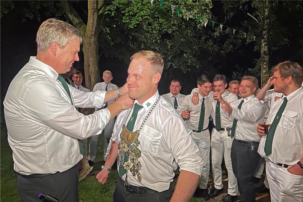 Viele Fotos Sommer-Schützenfest Stockum: Langer und fröhlicher Festtag - Christoph Frie siegt Rund 500 Gäste waren zum Sommer-Schützenfest nach Stockum gekommen. Christoph Frie machte sich am Abend zum neuen Sommerkönig.
