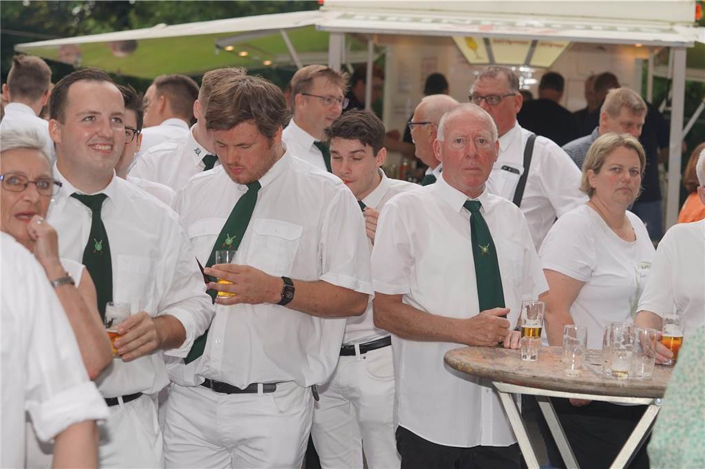Viele Fotos Sommer-Schützenfest Stockum: Langer und fröhlicher Festtag - Christoph Frie siegt Rund 500 Gäste waren zum Sommer-Schützenfest nach Stockum gekommen. Christoph Frie machte sich am Abend zum neuen Sommerkönig.