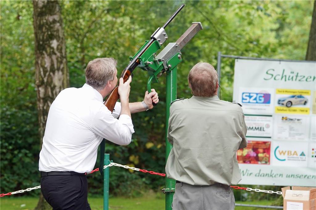 Viele Fotos Sommer-Schützenfest Stockum: Langer und fröhlicher Festtag - Christoph Frie siegt Rund 500 Gäste waren zum Sommer-Schützenfest nach Stockum gekommen. Christoph Frie machte sich am Abend zum neuen Sommerkönig.