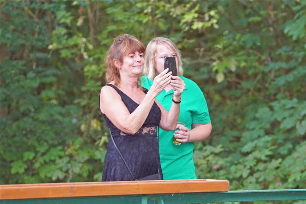 Viele Fotos Sommer-Schützenfest Stockum: Langer und fröhlicher Festtag - Christoph Frie siegt Rund 500 Gäste waren zum Sommer-Schützenfest nach Stockum gekommen. Christoph Frie machte sich am Abend zum neuen Sommerkönig.