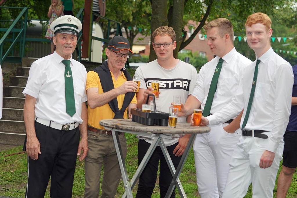 Viele Fotos Sommer-Schützenfest Stockum: Langer und fröhlicher Festtag - Christoph Frie siegt Rund 500 Gäste waren zum Sommer-Schützenfest nach Stockum gekommen. Christoph Frie machte sich am Abend zum neuen Sommerkönig.