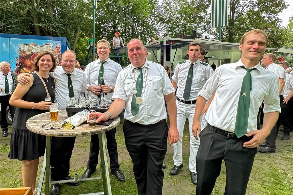 Viele Fotos Sommer-Schützenfest Stockum: Langer und fröhlicher Festtag - Christoph Frie siegt Rund 500 Gäste waren zum Sommer-Schützenfest nach Stockum gekommen. Christoph Frie machte sich am Abend zum neuen Sommerkönig.