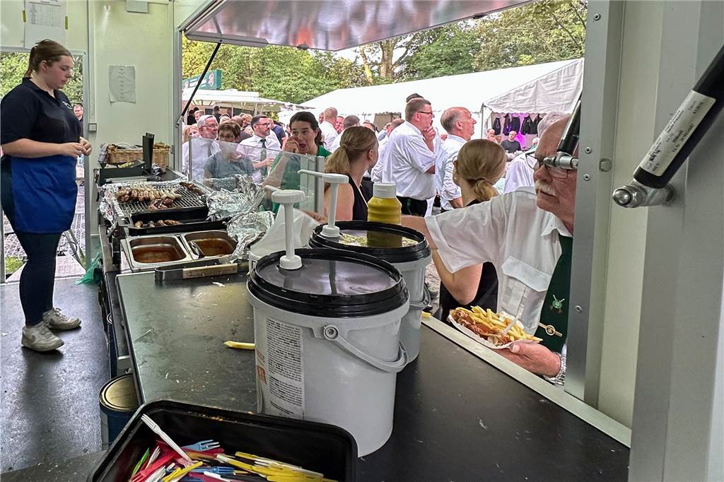 Viele Fotos Sommer-Schützenfest Stockum: Langer und fröhlicher Festtag - Christoph Frie siegt Rund 500 Gäste waren zum Sommer-Schützenfest nach Stockum gekommen. Christoph Frie machte sich am Abend zum neuen Sommerkönig.