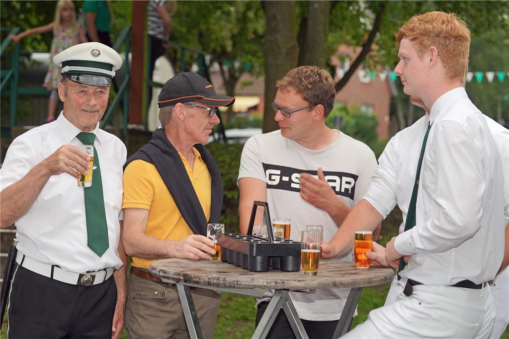 Viele Fotos Sommer-Schützenfest Stockum: Langer und fröhlicher Festtag - Christoph Frie siegt Rund 500 Gäste waren zum Sommer-Schützenfest nach Stockum gekommen. Christoph Frie machte sich am Abend zum neuen Sommerkönig.