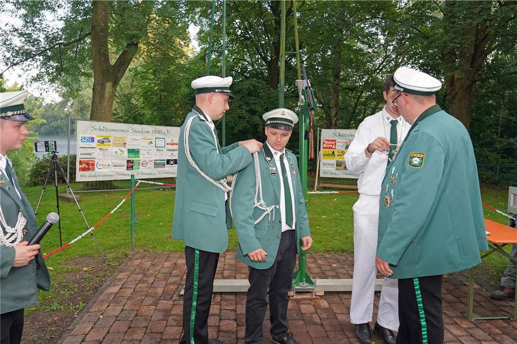 Viele Fotos Sommer-Schützenfest Stockum: Langer und fröhlicher Festtag - Christoph Frie siegt Rund 500 Gäste waren zum Sommer-Schützenfest nach Stockum gekommen. Christoph Frie machte sich am Abend zum neuen Sommerkönig.