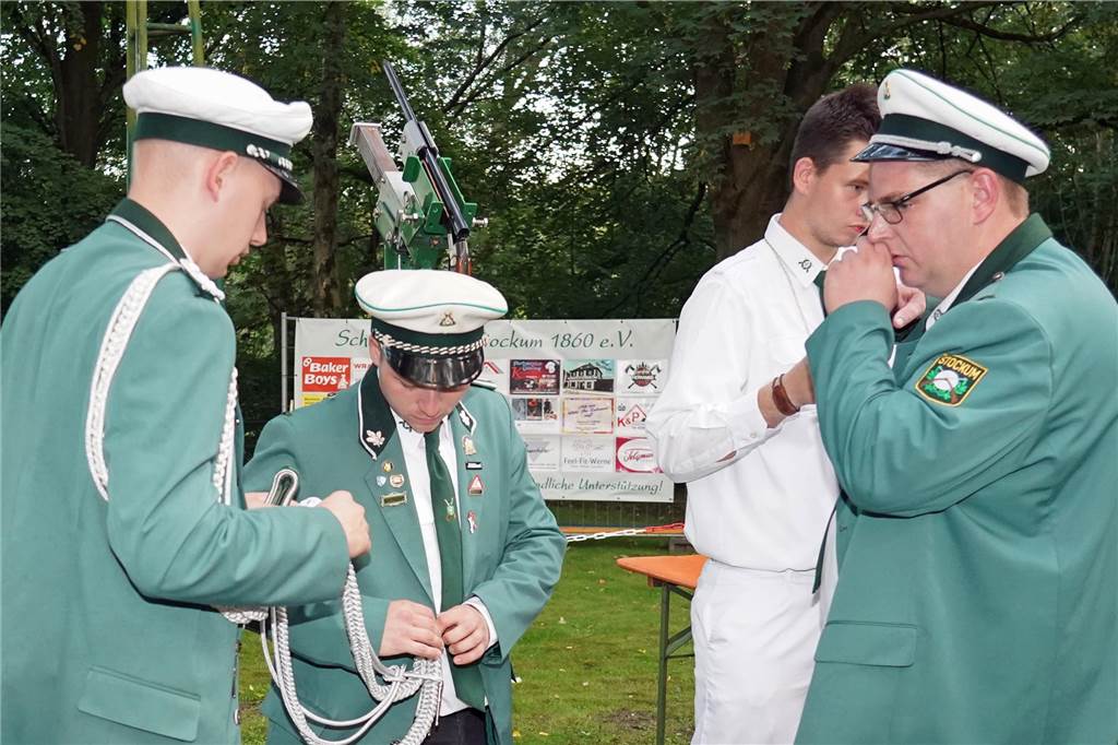 Viele Fotos Sommer-Schützenfest Stockum: Langer und fröhlicher Festtag - Christoph Frie siegt Rund 500 Gäste waren zum Sommer-Schützenfest nach Stockum gekommen. Christoph Frie machte sich am Abend zum neuen Sommerkönig.