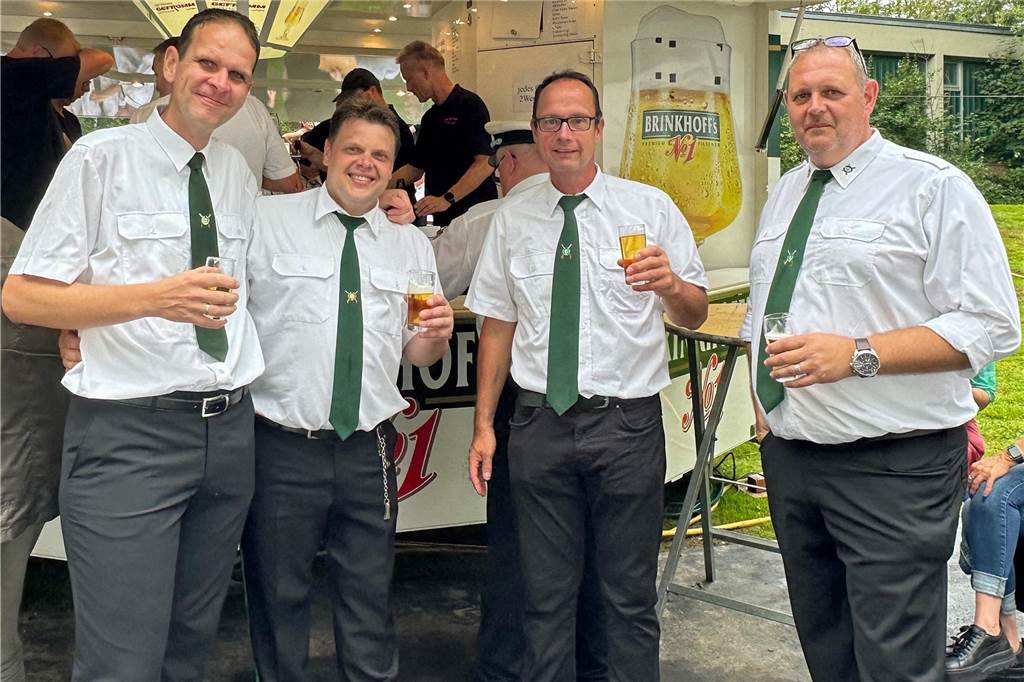 Viele Fotos Sommer-Schützenfest Stockum: Langer und fröhlicher Festtag - Christoph Frie siegt Rund 500 Gäste waren zum Sommer-Schützenfest nach Stockum gekommen. Christoph Frie machte sich am Abend zum neuen Sommerkönig.