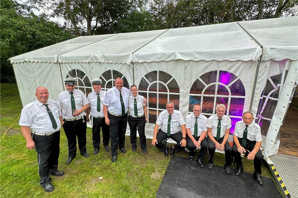 Viele Fotos Sommer-Schützenfest Stockum: Langer und fröhlicher Festtag - Christoph Frie siegt Rund 500 Gäste waren zum Sommer-Schützenfest nach Stockum gekommen. Christoph Frie machte sich am Abend zum neuen Sommerkönig.