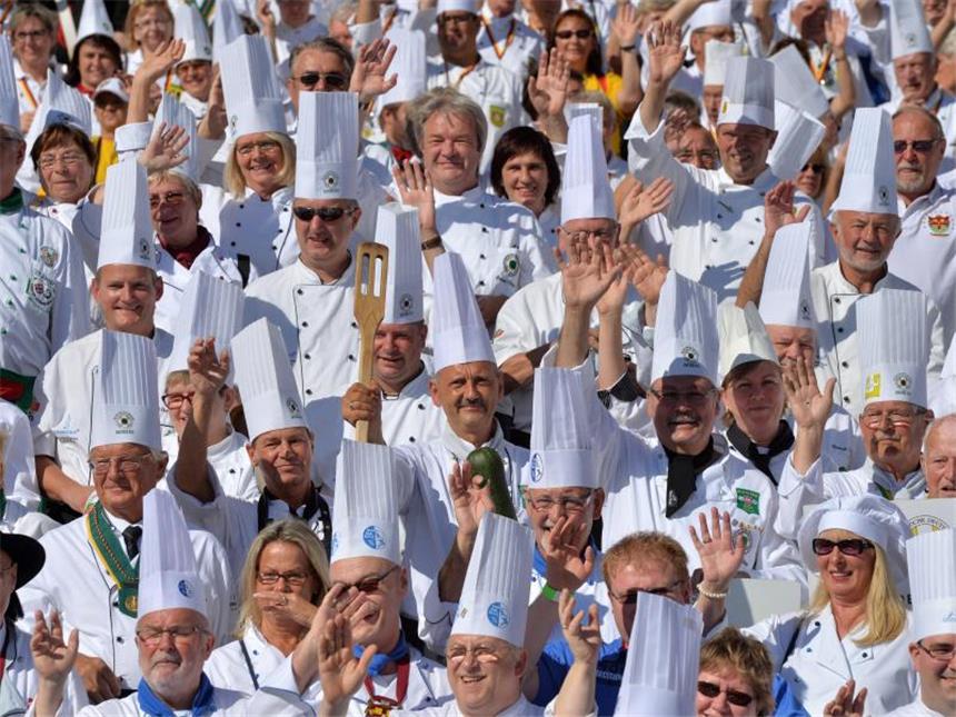 Köche demonstrieren für Zukunft ihres Berufs Rund 500 Köche aus ganz Deutschland haben sich zum Laurentiustag auf den Domstufen in Erfurt niedergelassen. Foto: Hendrik Schmidt