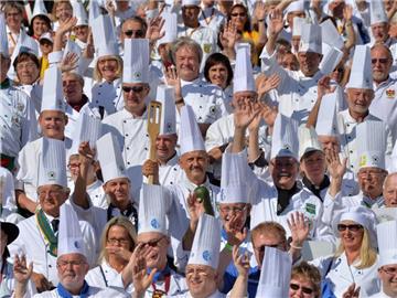 Rund 500 Köche aus ganz Deutschland haben sich zum Laurentiustag auf den Domstufen in Erfurt niedergelassen. Foto: Hendrik Schmidt