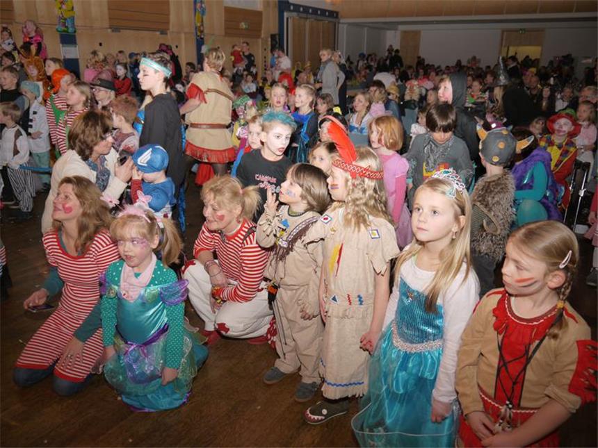 Rund 500 Mädchen und Jungen waren zum Kinderkarneval ins Kolpinghaus Werne gekommen.