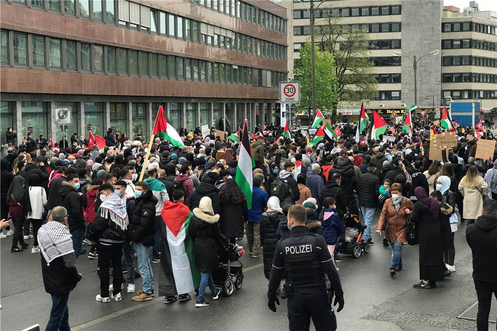 Hamas-Unterstützer: Organisation wurde vor wenigen Wochen offiziell aufgelöst Rund 500 Personen sind bei der Demonstration mit Fahnen und Sprechchören über die Kampstraße gezogen.