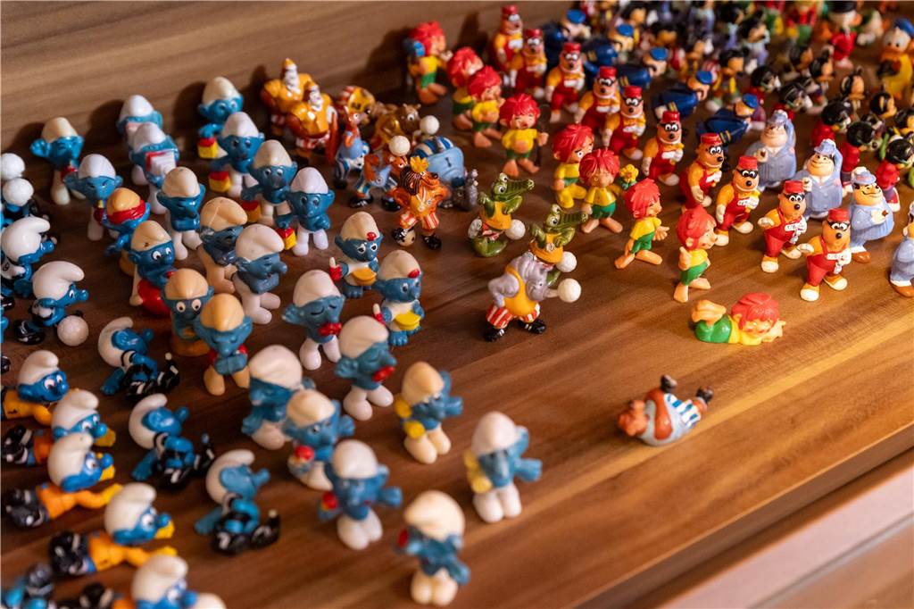 Über 5.000 Figuren aus dem Ü-Ei: Sammlung war mal 20.000 Euro wert Christian Litmeier besitzt tausende Figuren.