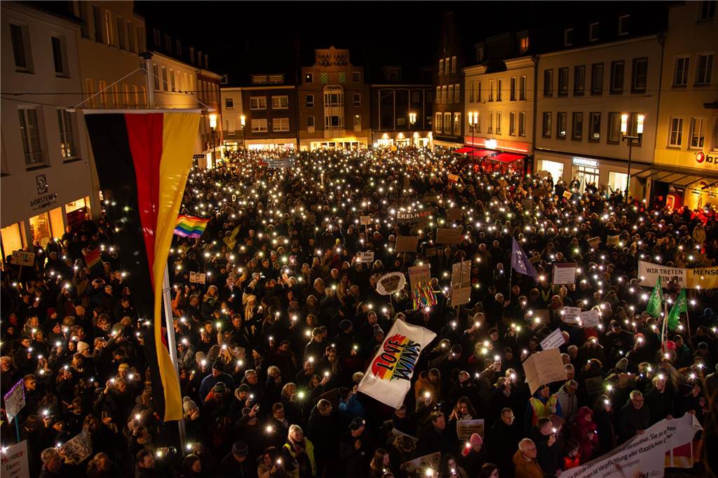 Dorstener Bündnis gegen Rechts bereitet nächste Aktionen vor Rund 5000 Menschen hatten sich Ende Januar auf dem Dorstener Marktplatz versammelt, um gegen Rechtsradikalismus zu demonstrieren.