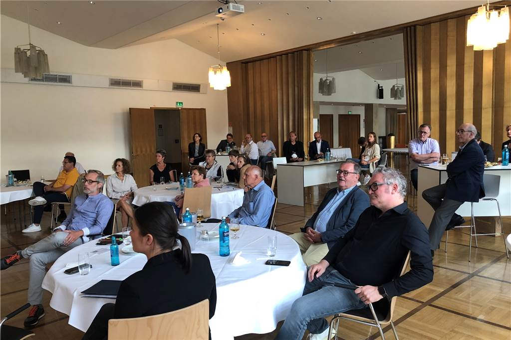 „Es brennt in der City“ - Dortmunder Händler drücken aufs Tempo Rund 60 Gewerbetreibende aus der Dortmunder Innenstadt kamen am Dienstag zum Themenabend des Cityrings in den Westfälischen Industrieklub am Alten Markt. Sie hörten dem neuen "Citymanager" zu und wollten von ihm aber vor allem eins wissen: „Was bringt die schnellsten Erfolge?"