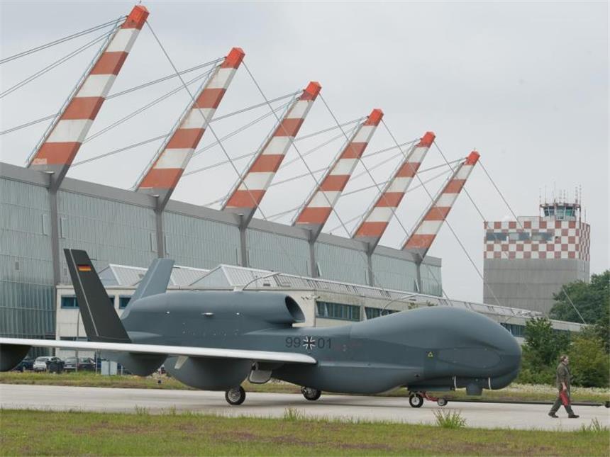 Kein Schadenersatz für «Euro-Hawk»-Desaster Rund 600 Millionen Euro hat die Skandal-Drohne «Euro-Hawk» bisher gekostet. Foto: Armin Weigel/Archiv