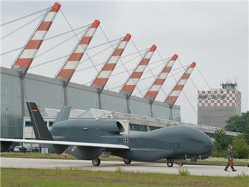 Rund 600 Millionen Euro hat die Skandal-Drohne «Euro-Hawk» bisher gekostet. Foto: Armin Weigel/Archiv