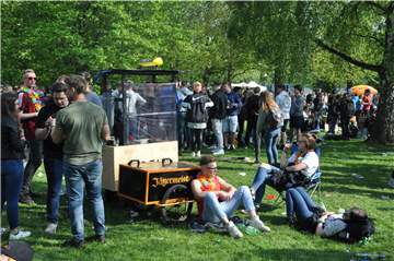 Rund 6500 Menschen feierten am 1. Mai auf der Wiese am Cappenberger See. Dass dabei Müll zurück bleibt, ist kein Skandal, findet unser Autor.