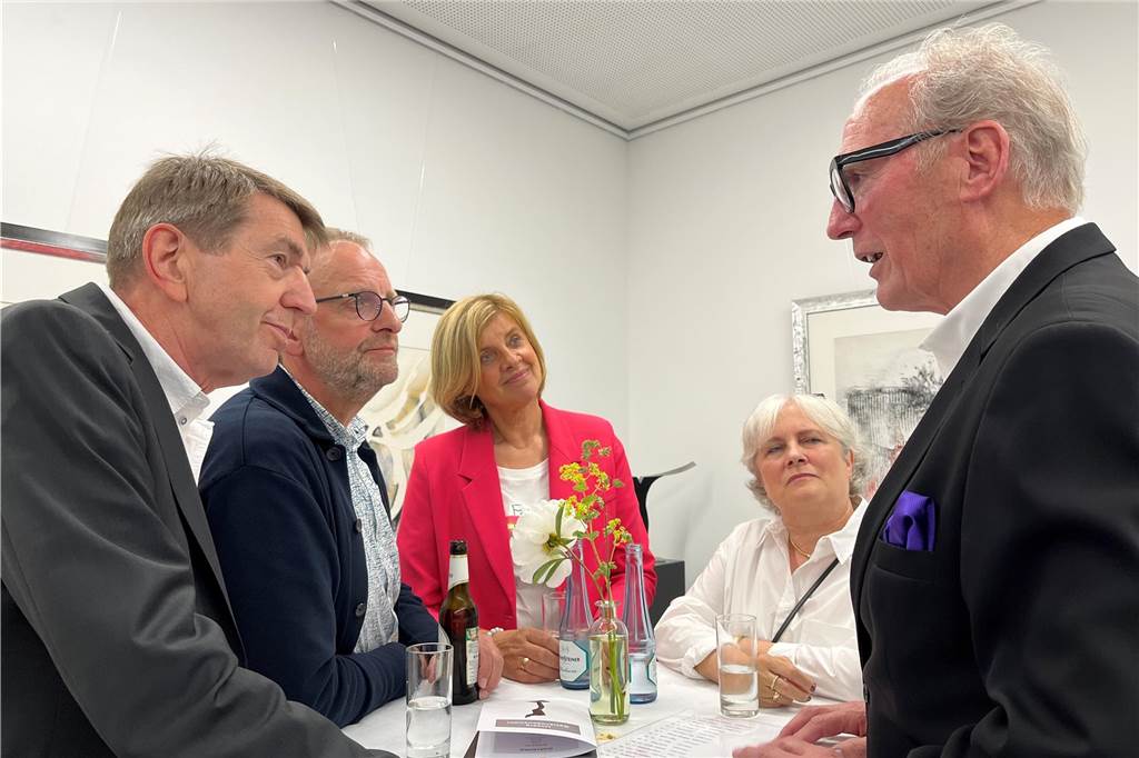 Sandkünstler Ulrich Schriewer: Licht, Schatten und fließende Formen Künstler Schriewer im Gespräch mit Gästen der Ausstellungseröffnung