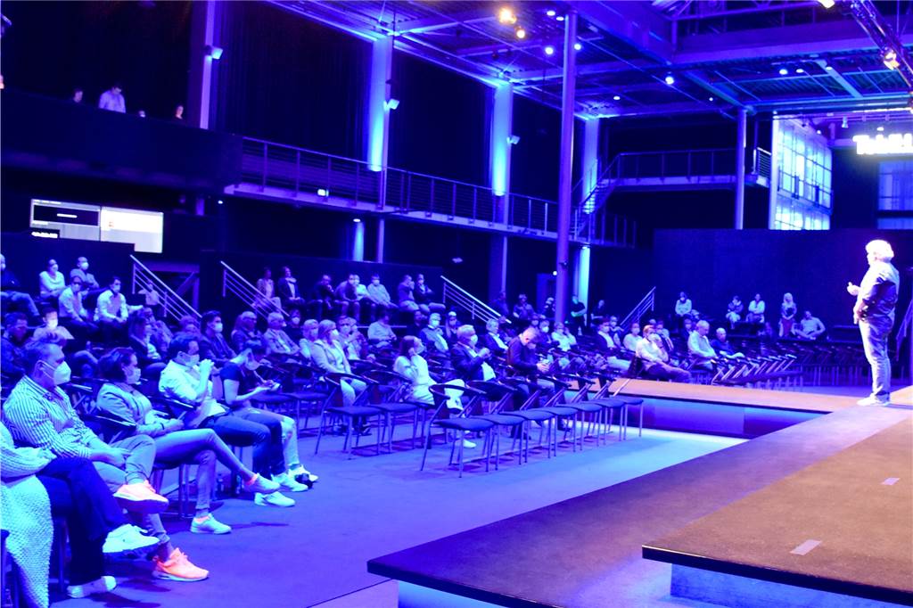Rund 70 Gäste verteilten sich im Atrium. Weitere 2000 Zuschauer verfolgten Tobias Grotens „Digital Bedtime Story“ vor dem Bildschirm.