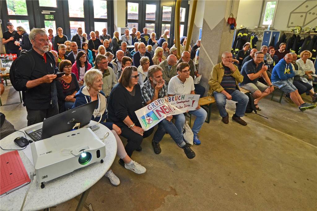 Waltroper Industriegebiet: Verhindert die Regionalplanung den Umzug der Firma Langendorf? Rund 70 Groppenbrucher nahmen am Montag (8. Juli) an der Bürgerversammlung in der Feuerwache Groppenbruch teil.