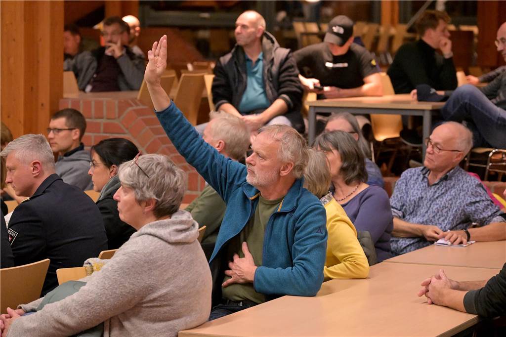 Zeltstadt soll bis Juni 2024 bleiben: Nur noch maximal 500 Flüchtlinge Rund 70 Interessierte waren vor Ort und hatten einige Fragen zu den Plänen für die Flüchtlingsunterkunft.