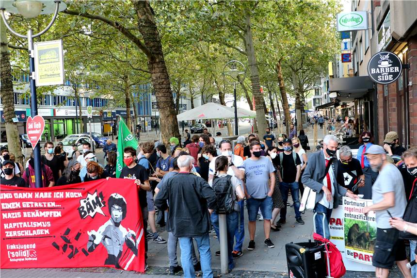 Neue Ratsmitglieder demonstrierten gegen Thor Steinar mit Rund 70 Menschen demonstrierten am Alten Burgwall gegen den Ende Juli eröffneten Thor-Steinar-Laden.