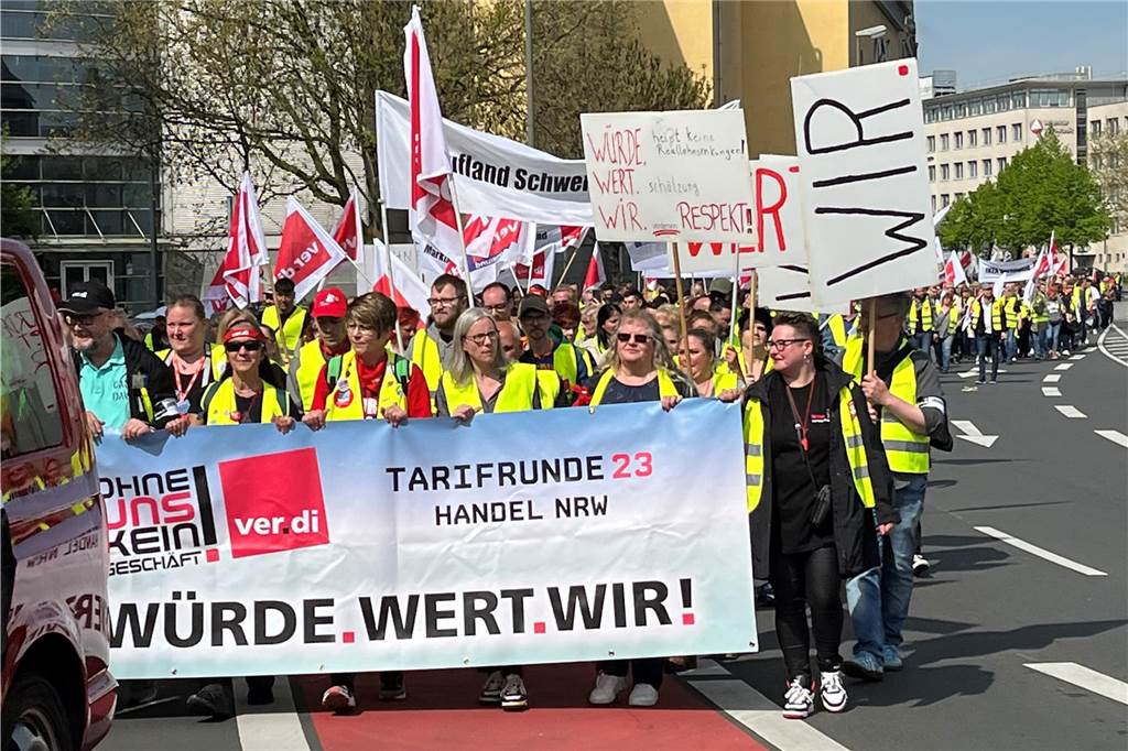 Rund 700 Mitarbeiter von Karstadt, Saturn, H&M, Ikea, Primark, Aldi, Lidl, Kaufland und Amazon zogen über die Steinstraße.