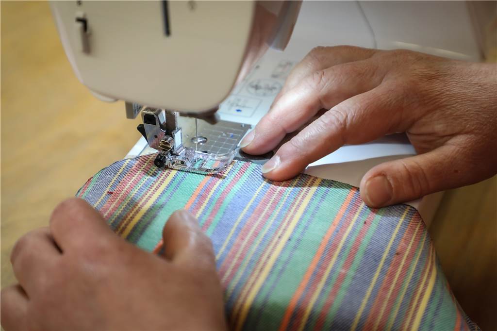 Betreuer und Therapeuten tauschen ihre Jobs - und nähen jetzt Masken Rund 75 Masken pro Tag schafft die Gruppe in der Nähstube des Hauses Gottessegen.