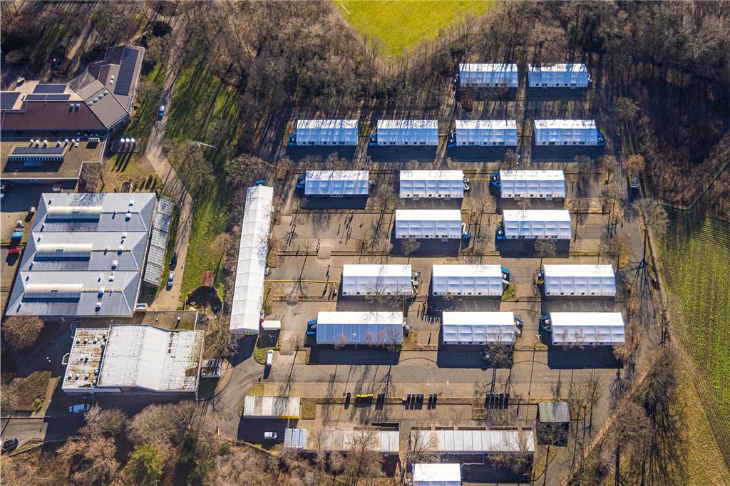 Zeltstadt für Geflüchtete in Bork: Abbau von Ängsten durch Begegnung Rund 750 Geflüchtete aus Syrien, Iran, Irak und Afghanistan sind in der Zeltstadt in Bork untergebracht.