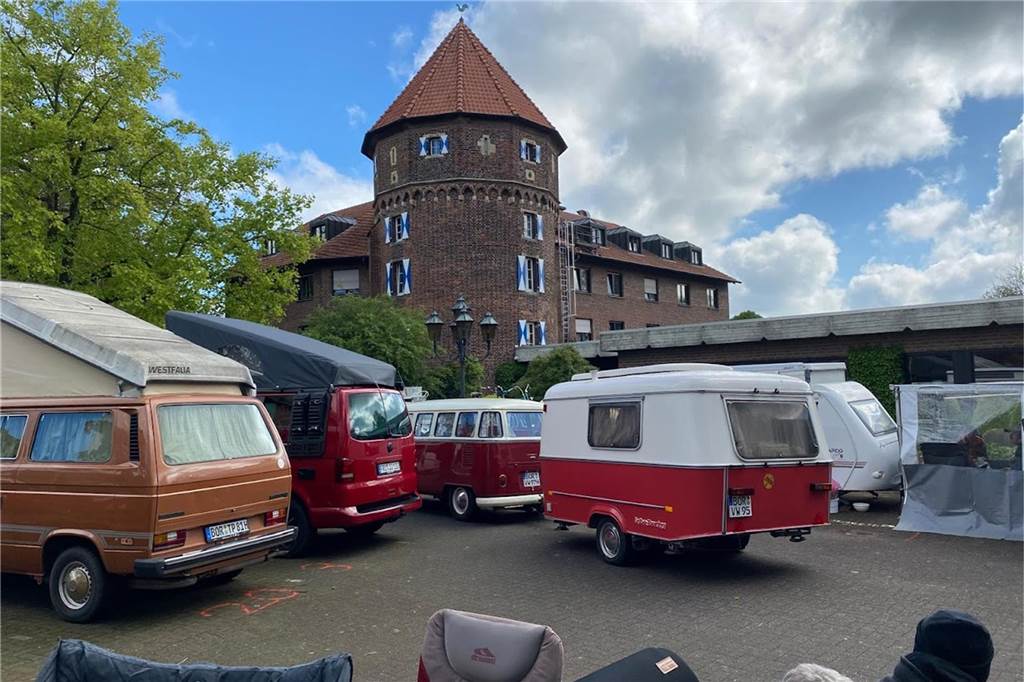 Klotzen statt kleckern: Mail-Meile in Oeding wird zum Großevent Bulli vor der Burg in Oeding