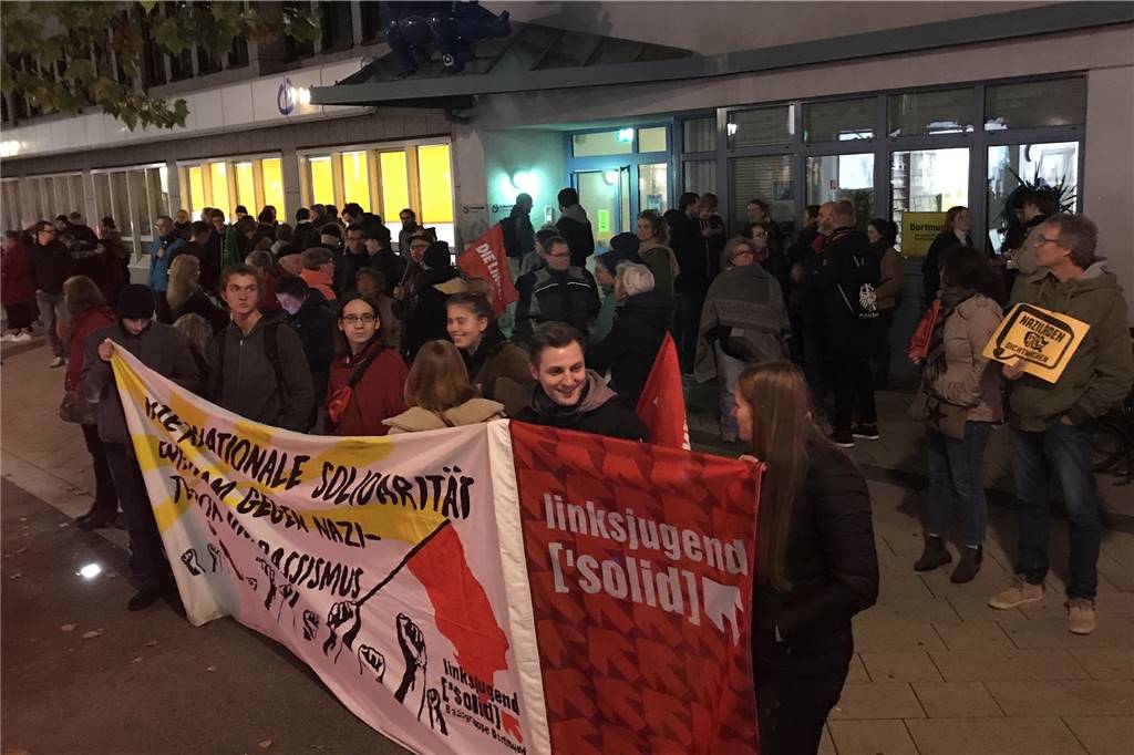 550 Nazi-Gegner schreien Rechtsextreme aus der Nordstadt – Liveticker zum Nachlesen Rund 80 Demonstranten protestieren am Brüderweg gegen den Thor-Steinar-Laden.