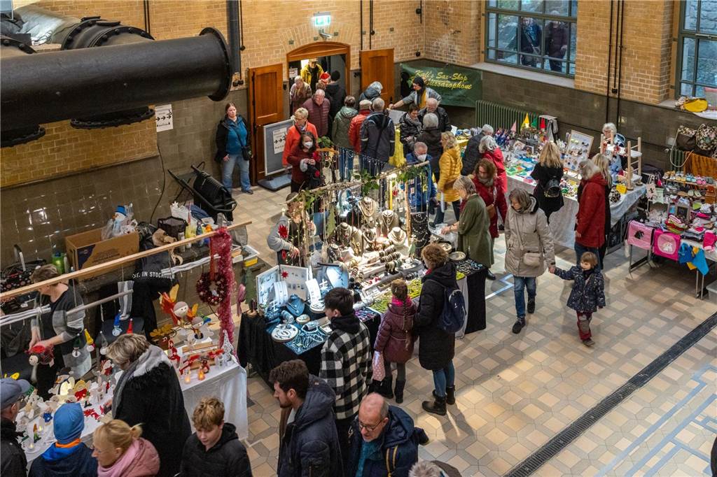 Im Schiffshebewerk findet wieder ein Weihnachtsmarkt statt Frauen, Männer und Kinder stehen vor Händlerständen im LWL-Museum Schiffshebewerk Henrichenburg in Waltrop oder gehen daran vorbei.