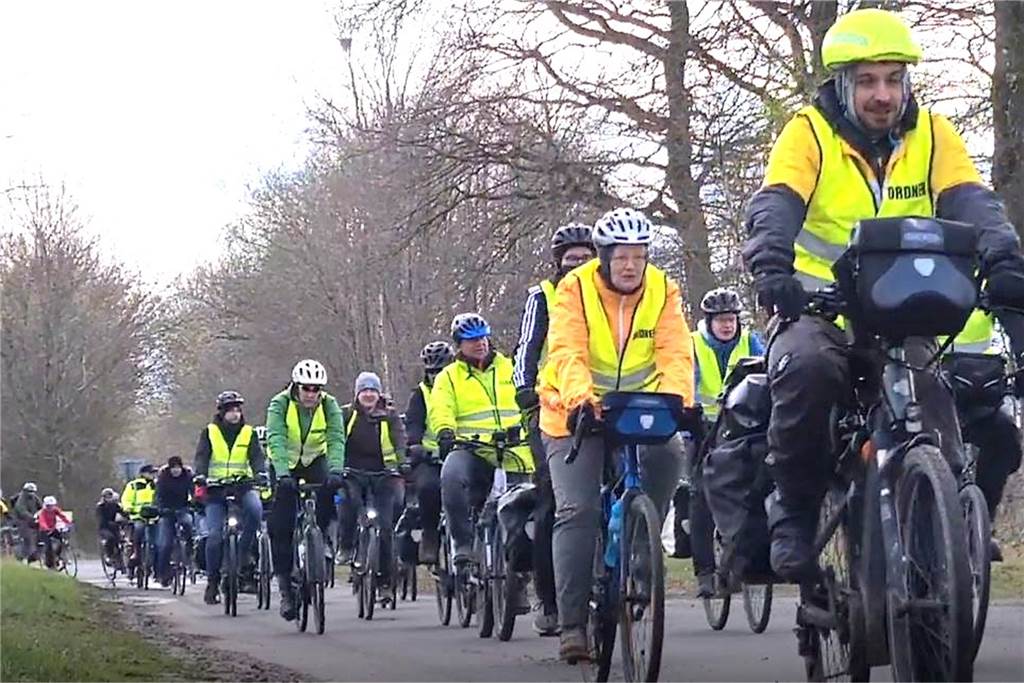 Mit Video: 80 Radler fahren mit Polizei-Eskorte bei 2G und Terhalle vor Rund 80 Radler waren an Tat und Etappe zwei mit von der Partie.