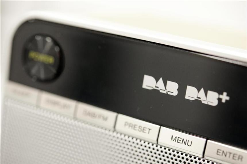 Digitalradios schwächeln im Test beim Analogempfang Rund 8,2 Millionen Radiogeräte mit DAB+-Empfang gibt es schon in Deutschland. Wer seinen Radioempfang auf Digitaltechnik umstellen will, sollte aber auch an den alten Analogempfang denken. Foto: Mascha Brichta