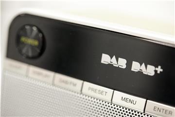 Rund 8,2 Millionen Radiogeräte mit DAB+-Empfang gibt es schon in Deutschland. Wer seinen Radioempfang auf Digitaltechnik umstellen will, sollte aber auch an den alten Analogempfang denken. Foto: Mascha Brichta