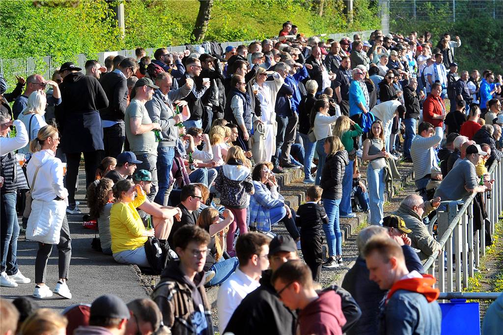 Kreisliga-Wahnsinn! 850 Zuschauer sehen Top-Spiel TuS Holzen gegen Westhofen mit fünf Toren Rund 850 Zuschauer sorgten im Eintrachtstadion für eine prächtige Kulisse.